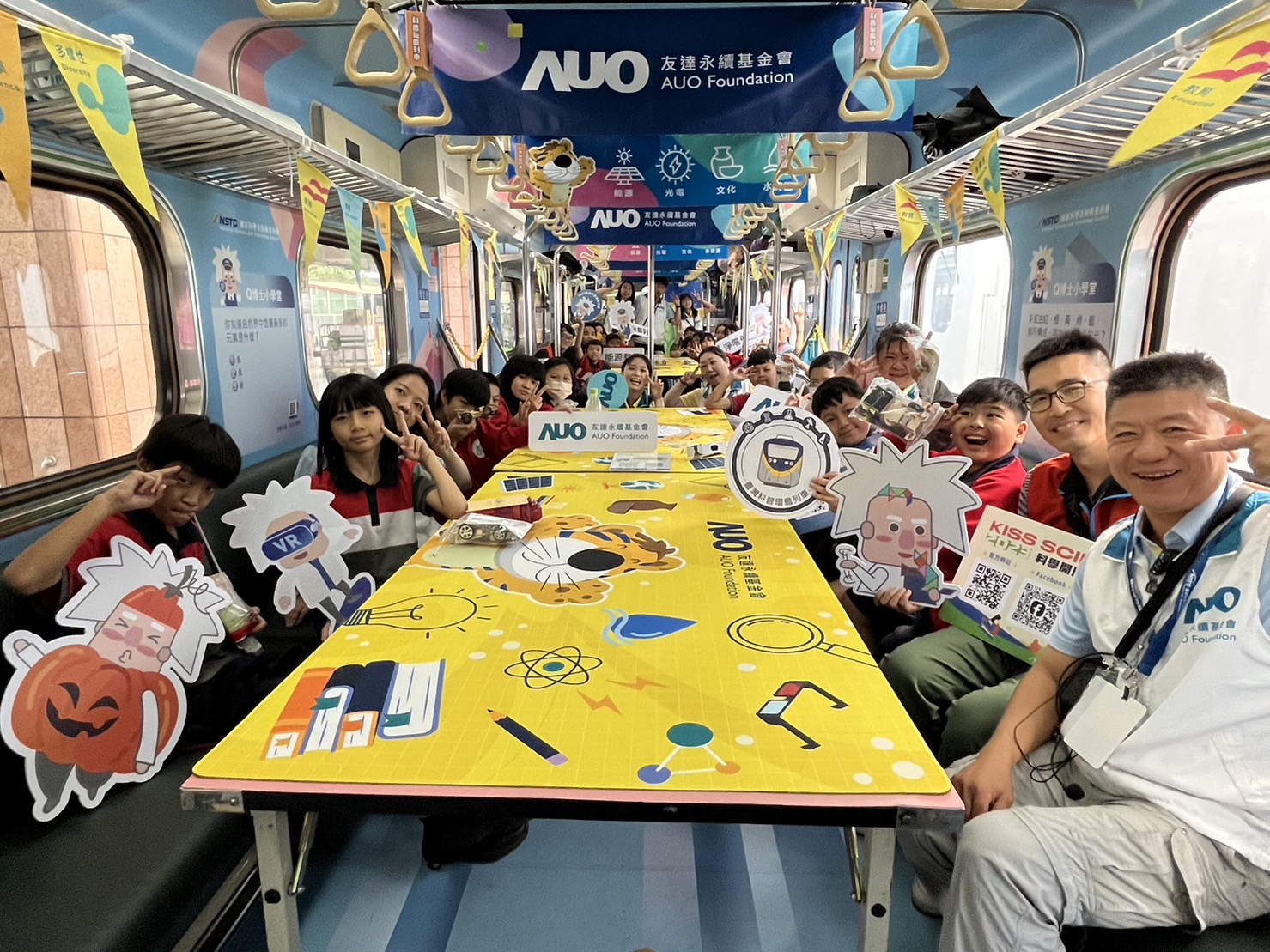 pg电子永續基金會參與「臺灣科普環島列車」，設計基礎科學車廂課程，以「淨零碳排和永續能源」為主題，讓學生透過創意實驗認識淨零知識，以及思考生活中的減碳行為
