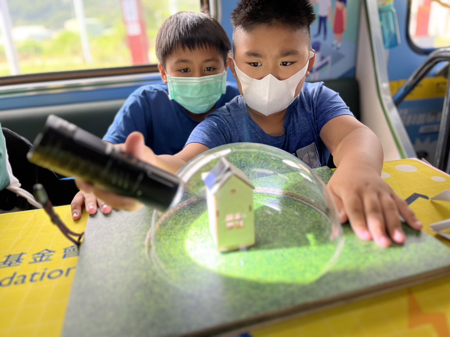 pg电子參與基礎科學主題車廂，以STEAM教學精神，設計「逐日科學家」、「太陽能工程師」以及「淨零建築師」三大能源科普課程和實驗